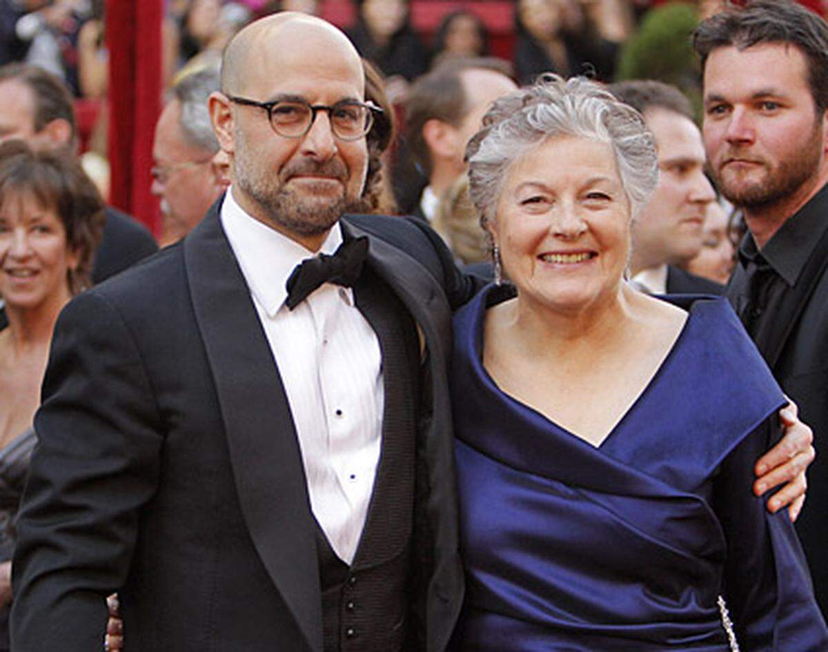 Schauspieler Stanley Tucci schritt bei der Oscar-Verleihung 2010 an der Seite einer älteren Dame über den Roten Teppich: Mama Joan Tucci.
