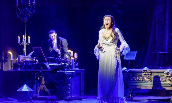 Gesangslehrer der mysteriösen Art: Anton Zetterholm lehrt als Phantom der Oper seiner Christine (Lisanne Clémence Veeneman) das Singen und Fürchten.