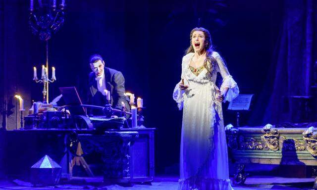 Gesangslehrer der mysteriösen Art: Anton Zetterholm lehrt als Phantom der Oper seiner Christine (Lisanne Clémence Veeneman) das Singen und Fürchten.