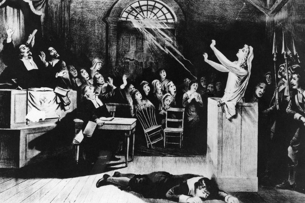 Mehr als 200 Menschen wurden 1692 im neuenglischen Salem der Hexerei beschuldigt. Die Hexenprozesses eines Sondergerichts endeten für 14 Frauen und sechs Männer mit der Hinrichtung. Verbrannt wurde aber keine(r) der vermeintlichen Hexen/Hexer: 19 wurden gehängt; einer der Angeklagten wurde unter Steinen begraben, nachdem er sich geweigert hatte sich schuldig oder nicht schuldig zu bekennen.