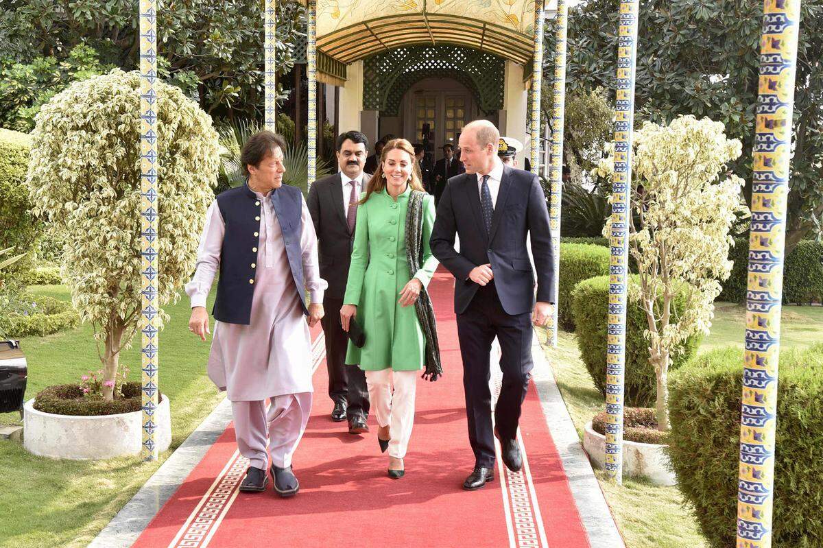 Den Präsidenten von Pakistan, Dr. Arif Alvi, und den Premierminister Imran Khan traf Kate in einer grünen Tunika von Catherine Walker und Hosen von Maheen Khan. Dazu trug sie eine Dupatta des pakistanischen Labels Satrangi.