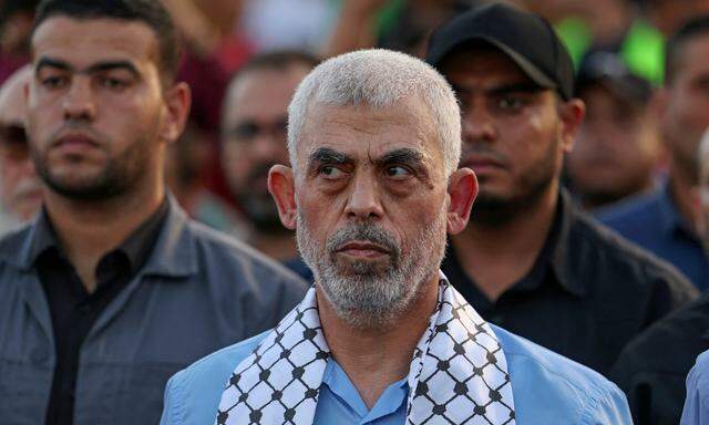 Jahja Sinwar bei einem Hamas-Aufmarsch im Gazastreifen. Jetzt verschanzt er sich vor den israelischen Angriffen in seinem Bunker.