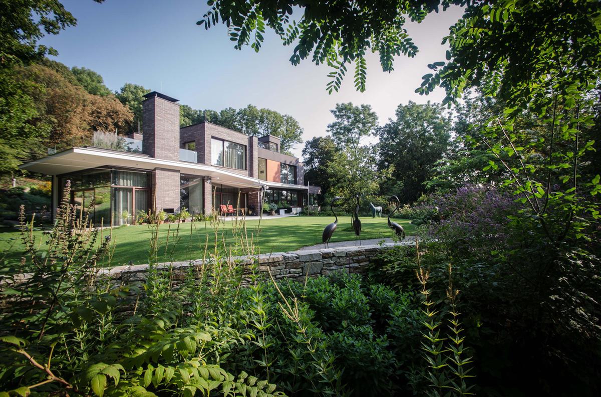Villengartenanlage im Wienerwald, bei der Baumbestand und Garten besonders gut verwoben sind. Realisiert von Architekt Claus Radler.
