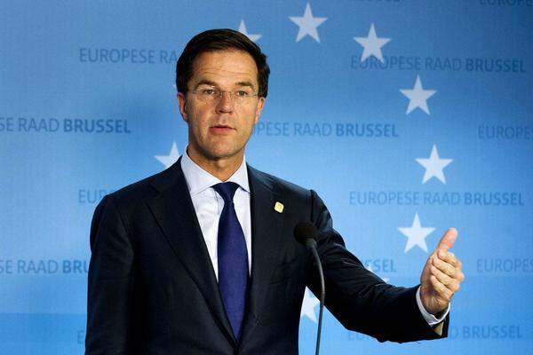 Der niederländische Ministerpräsident Mark Rutte brach nach Bekanntwerden des Unglücks eine Auslandsreise vorzeitig ab. "Ich bin zutiefst geschockt von den dramatischen Berichten", heißt es in einer von niederländischen Medien verbreiteten Erklärung.