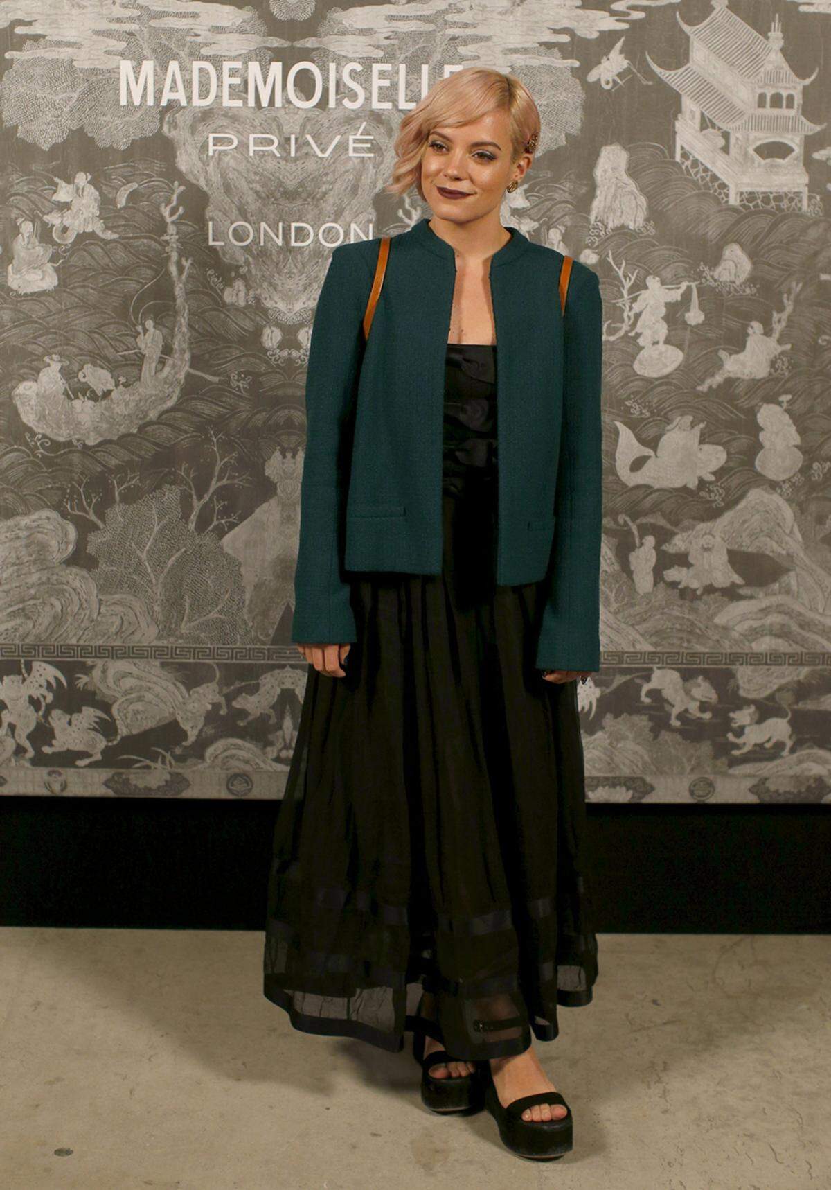 Musikerin Lily Allen wurde von Chanel in Grün eingekleidet.