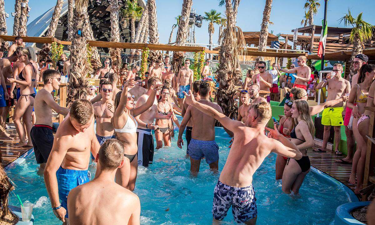 Schlafen ist hier ein Fremdwort: Der Zrce Beach auf der kroatischen Insel Pag ist ideal für alle, die 24 Stunden lang Party machen wollen. An dem Kiesstrand ist rund um die Uhr etwas los – sei es nun bei den beliebten Day Partys oder nachts in den riesigen Clubs. Nicht umsonst wird er auch als „Ibiza von Kroatien“ bezeichnet.