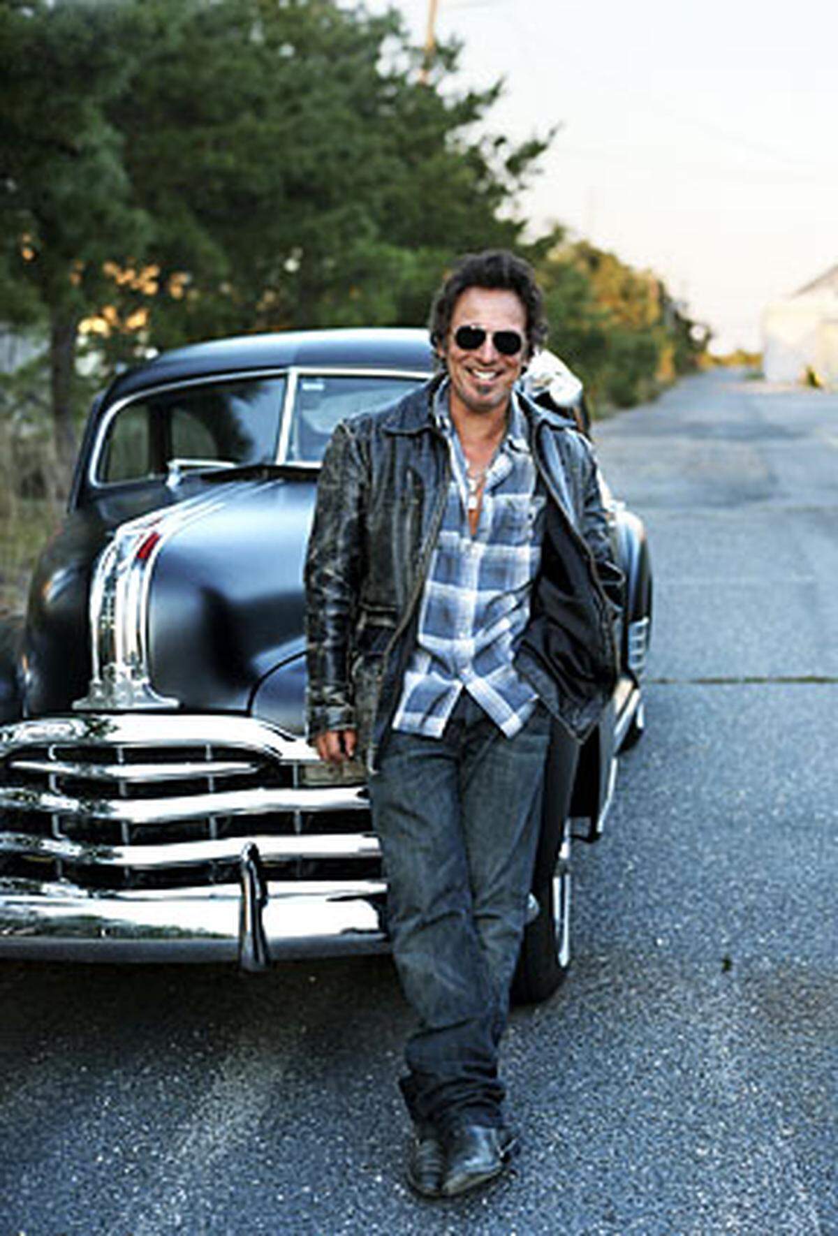 Rockmusiker Bruce Springsteen ist im Pensionsalter angekommen. Doch, dass der am 23. September 1949 in New Jersey geborene Working Class Hero jetzt wirklich kürzer treten wird, ist kaum anzunehmen.  Durch seinen Hit "Born in the U.S.A." - den Springsteen anfänglich aus Unsicherheit gar nicht veröffentlichen wollte - 1984 endgültig zum weltweiten Superstar geworden, hat er bis heute nichts von seiner Anziehungskraft verloren.