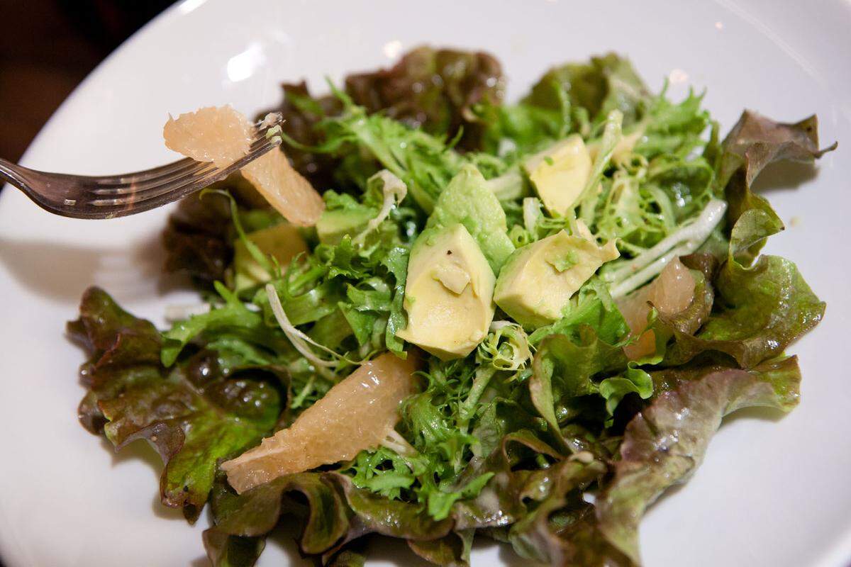 Salate sollten ordentlich mit Essig und Öl mariniert werden, damit Bakterien wenig Chancen haben.