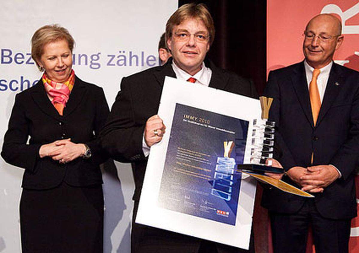 Wirtschaftskammer Wien-Präsidentin Brigitte Jank gratuliert dem viermaligen IMMY-Preisträger Michael Pfeifer im Beisein der Sponsoren. www.immy.at 
