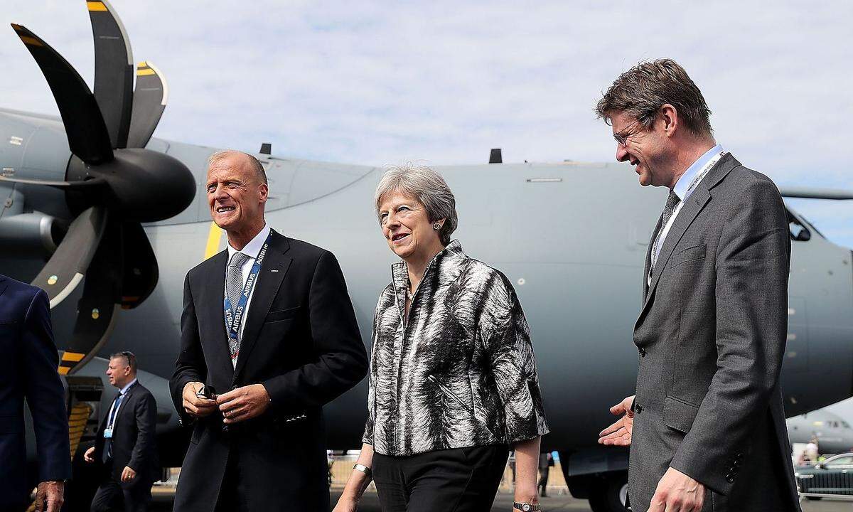 Eröffnet wurde die Messe am Montag von der britischen Premierministerin Theresa May (hier mit Airbus-Chef Tom Enders, links im Bild).