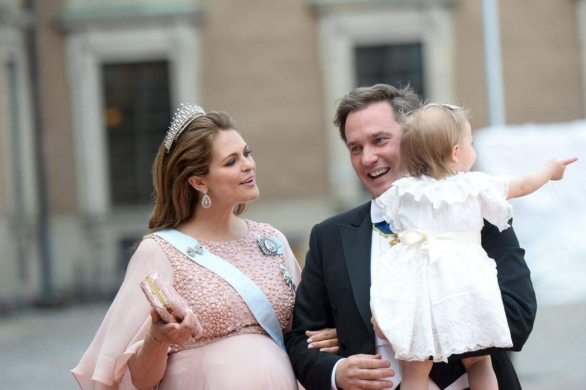 Zwei Tage vor der Geburt war die hochschwangere Madeleine noch dabei gewesen, als die schwedische Königsfamilie die Hochzeit von Prinz Carl Philip mit Sofia Hellqvist mit hunderten Gästen in Stockholm feierte. 
