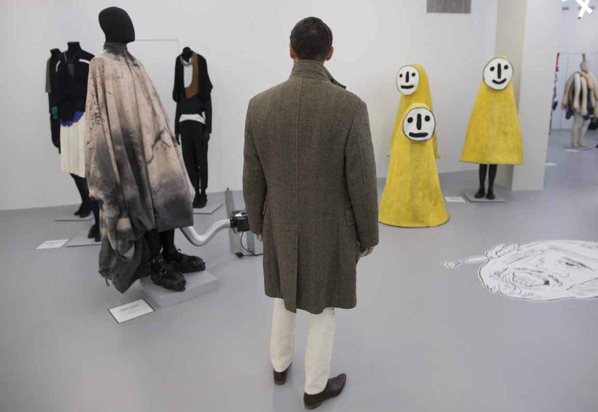"Monster der Mode" nennt sich die neu eröffnete Ausstellung im Pariser Gaîté Lyrique Museum. Dabei zeigen 80 Installationen, wie stark man sich mit Hilfe von Mode verwandeln kann.