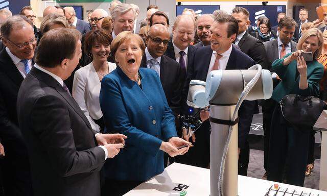 „Alarmierte“ Kanzlerin Angela Merkel mit Roboter in Hannover: Kann Europa in Sachen künstlicher Intelligenz noch mithalten? 
