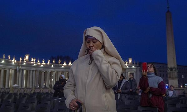 Noch nie zuvor haben so viele Menschen zugleich dafür gebetet, dass es dem Papst bald besser geht. 