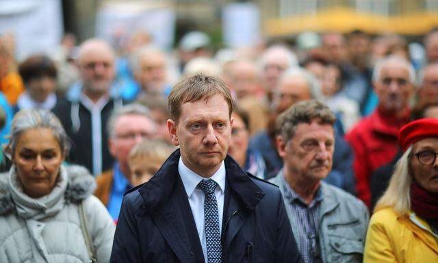 Michael Kretschmer bei einer Schweigeminute in Chemnitz