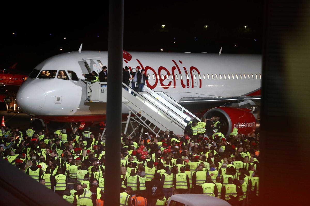 Am Boden hatten sich schon hunderte Mitarbeiter von Air Berlin und des Flughafens Tegel versammelt, um emotional Abschied zu nehmen.