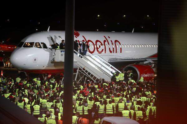 Am Boden hatten sich schon hunderte Mitarbeiter von Air Berlin und des Flughafens Tegel versammelt, um emotional Abschied zu nehmen.