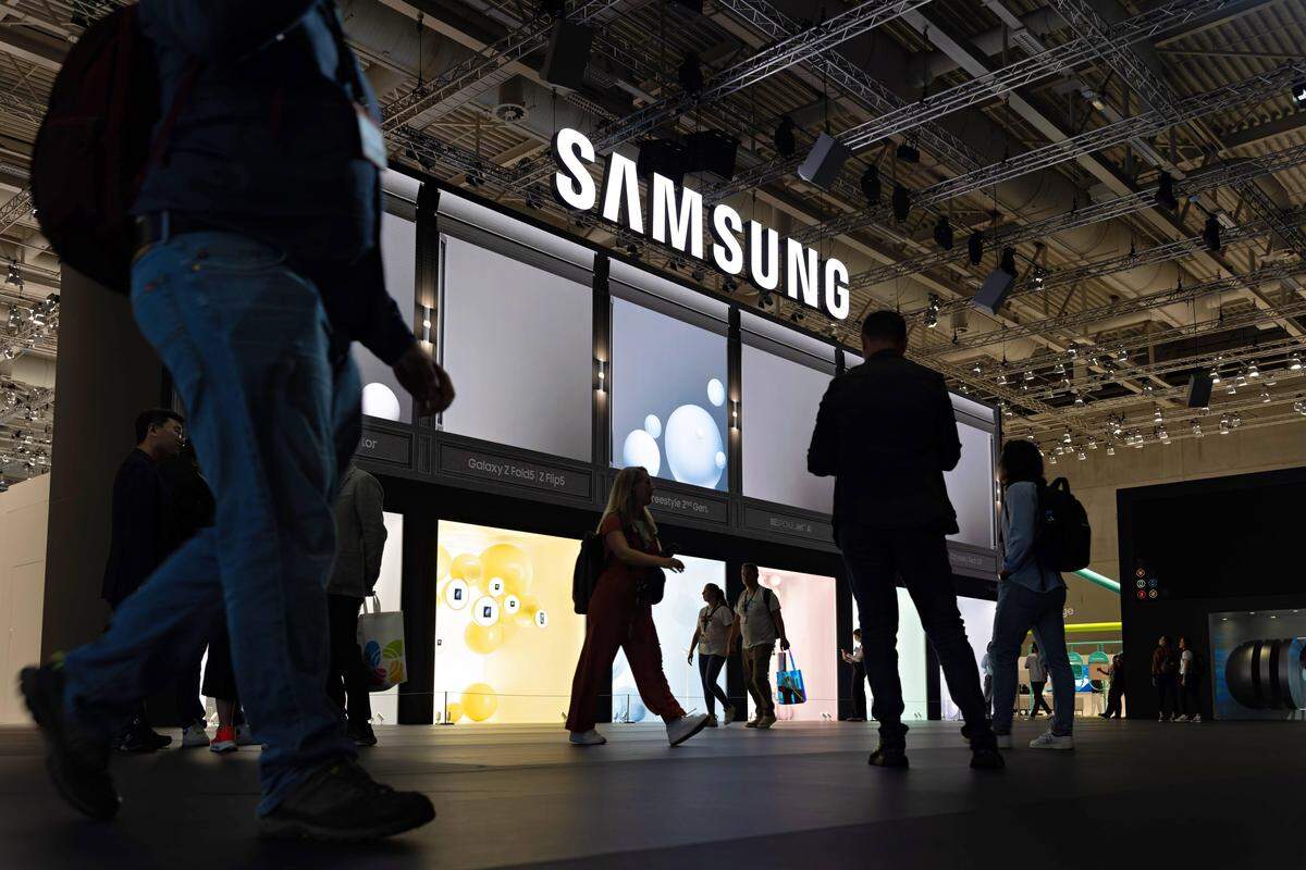 Im Eingangsbereich der erstmals verkleinerten Ausstellungsfläche zeigte Samsung, das bei knapp 100 Zoll längst nicht Schluss ist. Die komplette obere Reihe ist ein Bildschirm. 