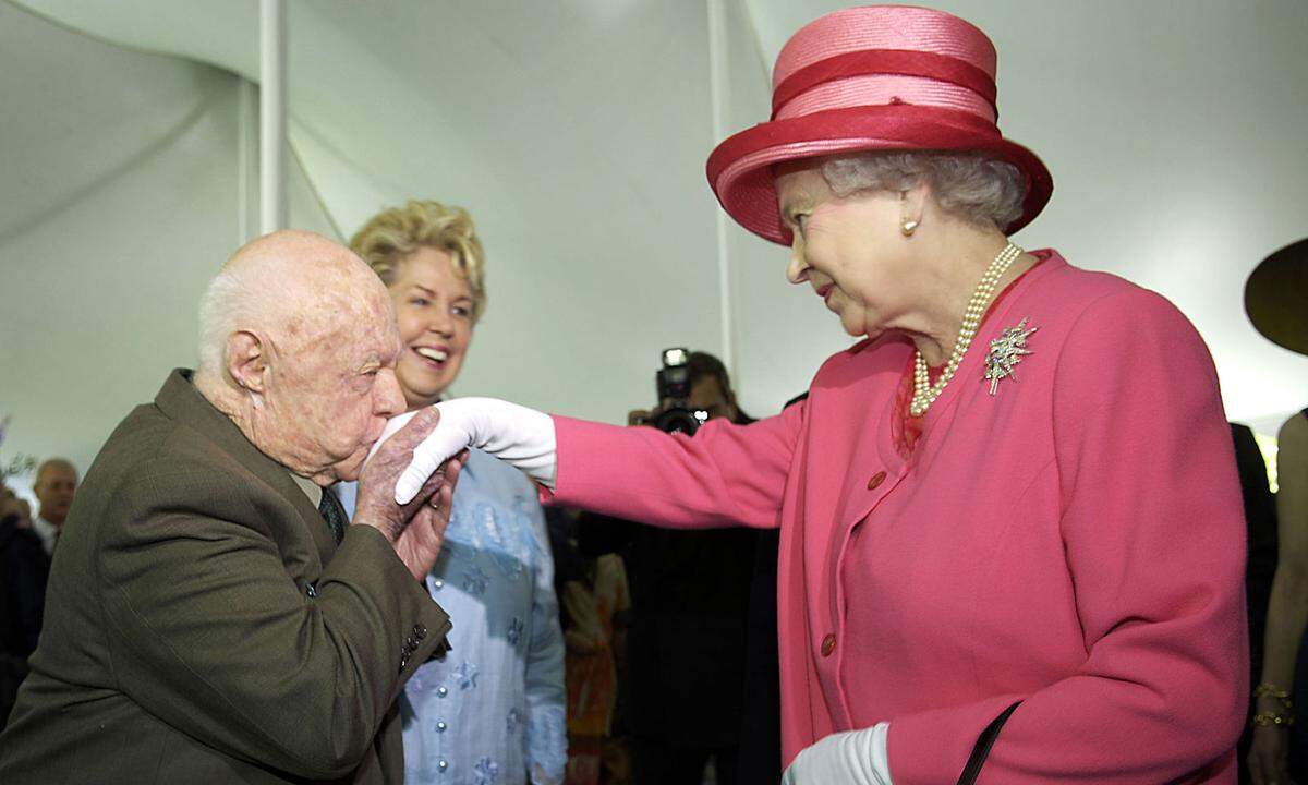 Noch ein verbotener Kuss. Schauspieler Mickey Rooney ging 2007 so weit, die Hand der Königin zur Begrüßung zu küssen. Susan Sarandon erfuhr heuer über die Medien von ihrem Fauxpas. 