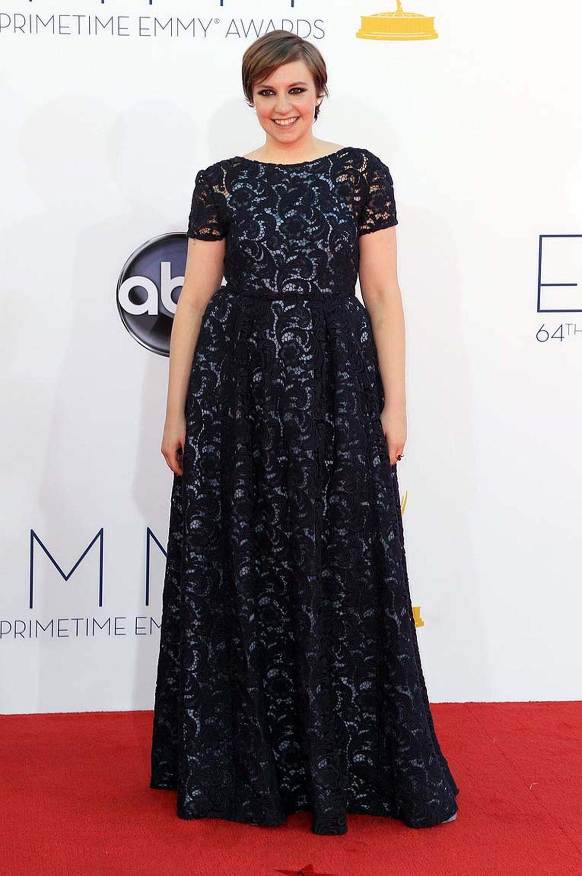 Lena Dunham muss in den dramatischen Prada-Look noch hineinwachsen.