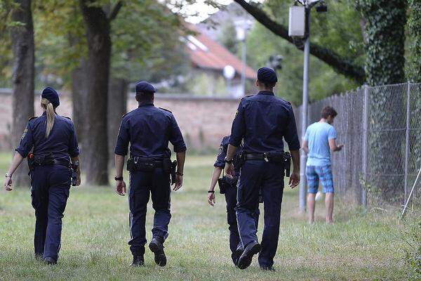 Für rund 500 Personen hat man derzeit keine Betten verfügbar, konzediert Franz Schabhüttl, Leiter der Betreuungsstelle. In der Nacht werden immerhin Garagen und Kindergärten geöffnet, damit sie in regnerischen Nächten wenigstens nicht nass werden.