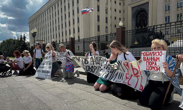 Protest von Ehefrauen russischer Mobilisierter vor dem Moskauer Verteidigungsministerium.