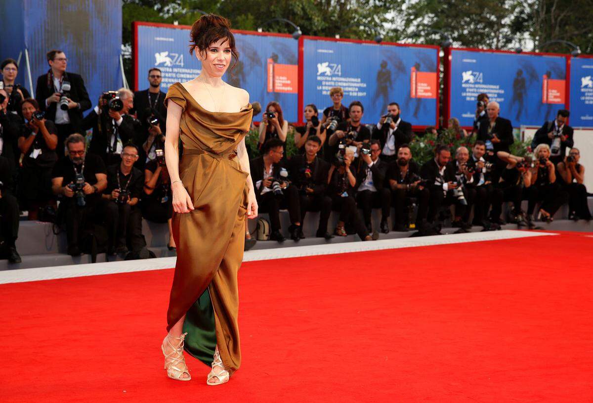 Sally Hawkins trägt (unverkennbar an der verrutschten Schulter) Vivienne Westwood.