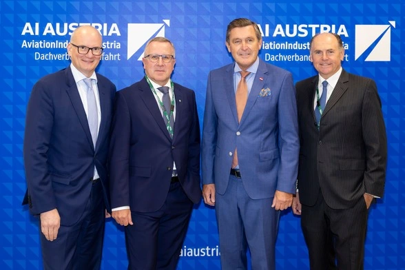Beim Luftfahrtsymposium der Aviation Industry Austria wurde darüber debattiert, wie Österreich seine internationale Anbindung und technologische Stärke sichern kann.
(Bild oben, v.l.n.r.) Flughafen-Wien-Vorstand Julian Jäger, FACC-CEO Robert Machtlinger, Bundesminister Peter Hanke (BMIMI) und AIA-Geschäftsführer Peter Malanik.