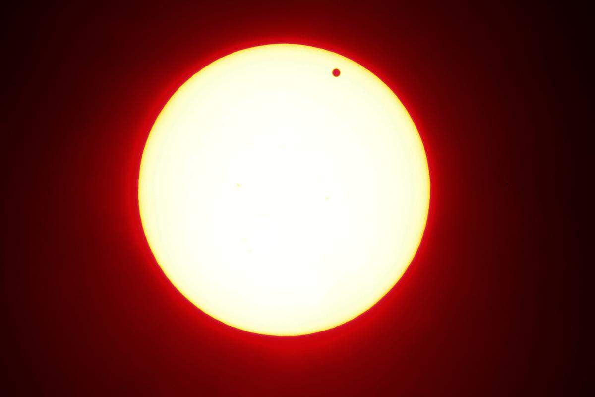 Da war sie also, die Venus: Als kleiner Punkt zog sie in Österreich für eineinhalb Stunden nach Sonnenaufgang vor der Sonne vorbei. Venusdurchgänge sind kein Massenphänomen. Denn die Venus befindet sich nur etwa alle hundert Jahre in der Sichtachse zwischen Erde und Sonne.