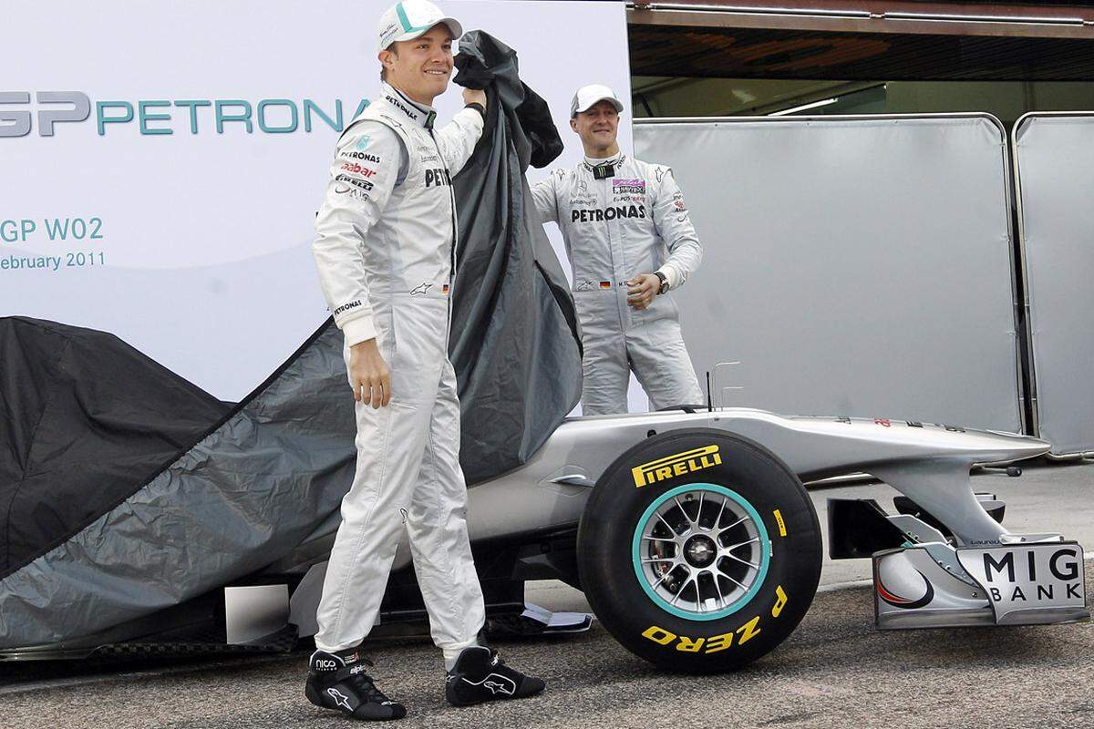Knapp eine Stunde nach Red Bull stellte auch Rekord-Weltmeister Michael Schumacher seinen neuen Silberpfeil vor, den Mercedes MGP W02.