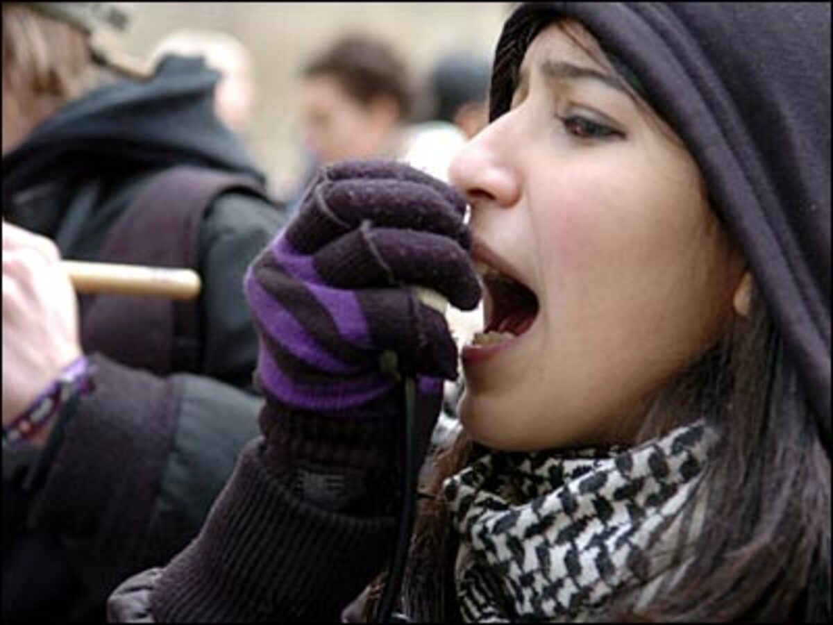 Zum Teil waren auch alte Feindbilder vertreten: Eine Teilnehmerin fragte etwa ihre Begleiter, ob sich "die Gehrer" (Ex-Bildungsministerin Elisabeth Gehrer, Anm.) zeigen werde.