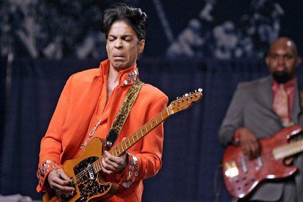 "The internet's completely over", sagte Prince. 2001 entschied er sich, seine Musik fortan - unabhängig von Plattenlabels - über das Internet zu verkaufen. Kommerzielle Download- und Streaming-Plattformen kritisierte er aber aufs schärfste. 2010 erklärte er, das Internet sei vorbei - und suchte nach anderen Vertriebswegen für seine Musik. Sein Album "20Ten" etwa war als Beilage einer Zeitschrift erhältlich.