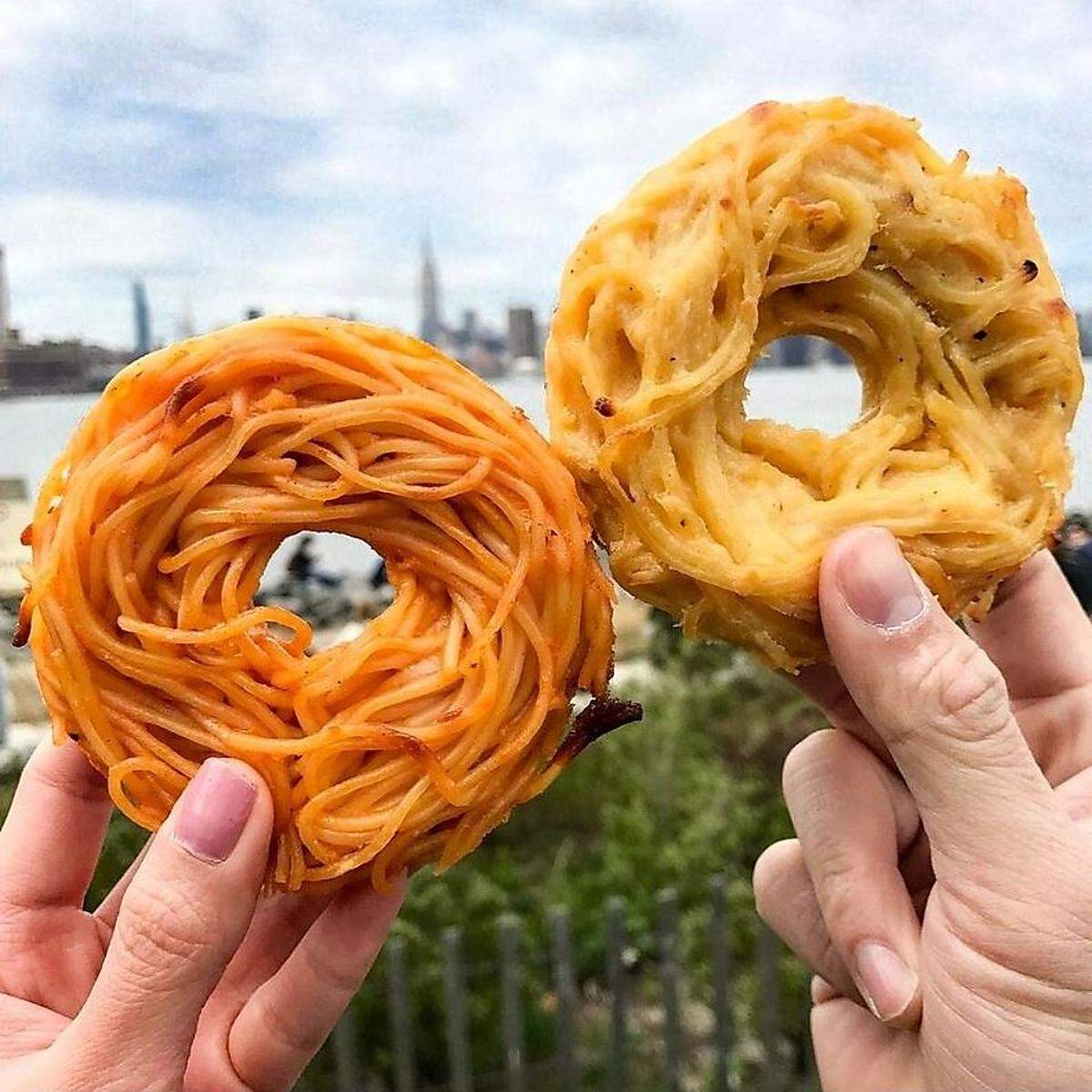 Warum braucht man Pasta in Donut-Form? "Vermutlich, weil wir in New York sind", schreibt eine Bloggerin auf Instagram über die neueste kulinarische Errungenschaft aus der US-Metropole.