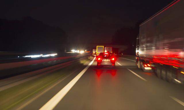 Archivbild: Nächtliche Autofahrt auf der deutschen A3