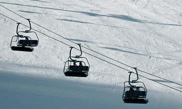 Die Finanzpolizei hat bei Schwerpunktaktionen in Skigebieten in Südösterreich insgesamt 211 Anzeigen erstattet und 75.000 Euro an Steuerschulden eingetrieben.