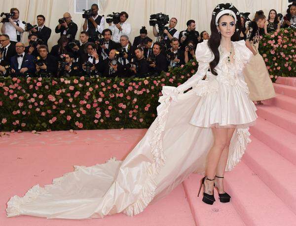 Lily Collins in Giambattista Valli.