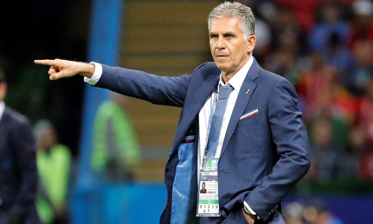 Carlos Queiroz ist der derzeit vermutlich gefragteste Trainer in Asien. Das iranische Team führte er zu zwei aufeinanderfolgenden WM-Teilnahmen - trotz vorherrschender Sanktionen und eingeschränkter Ressourcen. Zeigt sich der gebürtige Portugiese an der Seitenlinie wieder einmal besonders regsam, gewährt er Einblicke auf das hellblaue Innenfutter seiner blauen Anzugjacke, farblich perfekt abgestimmt mit der leger gebundenen Krawatte. Weltmeisterlich, auch wenn es seine Mannschaft nicht über die Gruppenphase hinaus geschafft hat.