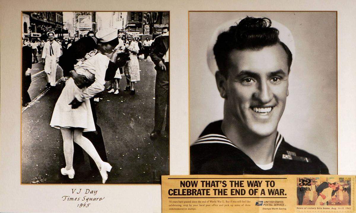 Das bekannteste Bild des Fotoreporters Alfred Eisenstaedt heißt "V-J Day in Times Square". Er (und Victor Jorgensen aus einem anderen Winkel) hat es am 15. August 1945, dem Tag der bedingungslosen Kapitulation Japans im Zweiten Weltkrieg, geschossen. Das Foto zeigt einen Matrosen der US-Marine, der eine Krankenschwester überschwänglich küsst. Es kam damals aufs Cover des Life Magazine und wurde als Symbol der Freude international bekannt.