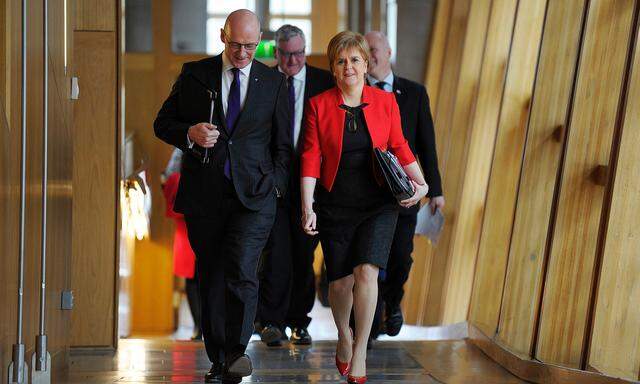 Schottlands Regierungschefin Sturgeon und ihr Vize Swinney im Regionalparlament in Edinburgh.