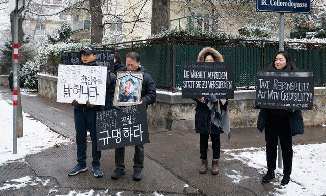 Die Kims vor Südkoreas Botschaft in Wien: Sie wollen wissen, warum In Hong sterben musste. 