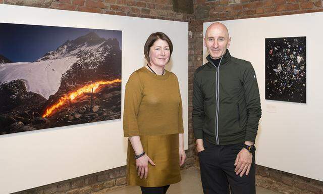 Mandy Barker und Simon Norfolk vor ihren Bildern im Kunsthaus Wien.