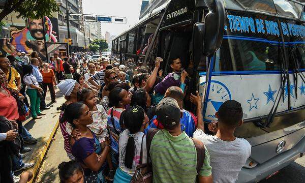 "Bei einer Straßenkontrolle in der Nähe von Barinas wurde mein Schwiegersohn Olaf aus dem Autobus geholt, der Autobus fuhr ohne ihn weiter. Wohl aus Spaß, vielleicht weil er als Ausländer etwas holprig Spanisch sprach, es gab keinerlei Rechtfertigung dafür. Die Guardias banden ihn den ganzen Tag an einen Sessel. Einer drehte seine Pistole über den Finger und erklärte ihm: 'wir wissen noch nicht, ob wir dich erschießen oder ins Gefängnis stecken werden.' Am Abend nahmen sie ihm alles Geld ab, ließen ihn frei und empfahlen ihm, im Süden über die grüne Grenze nach Kolumbien weiterzureisen. Das ist eine gefährliche Guerillazone."