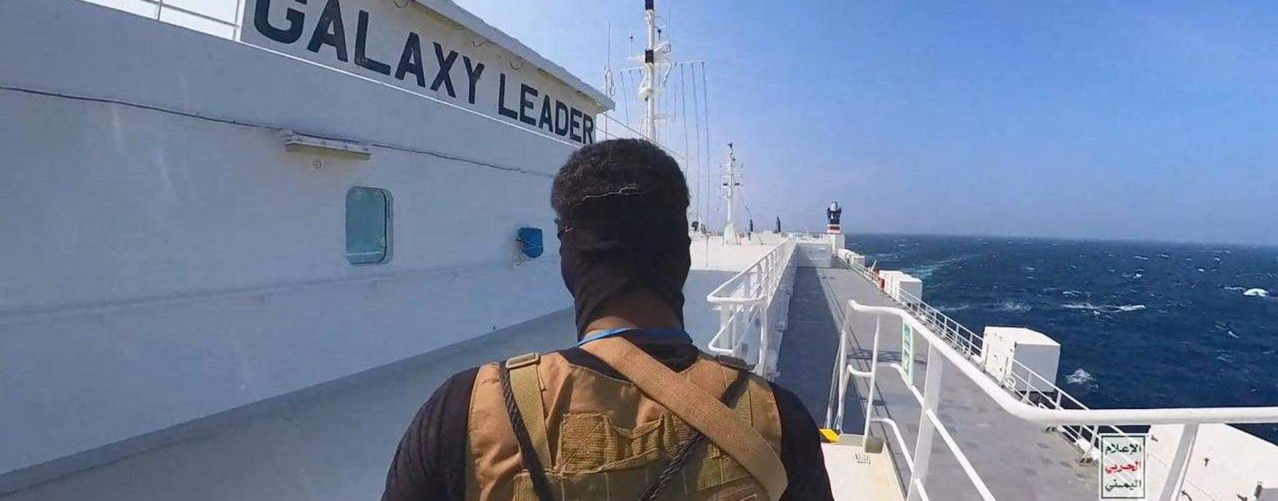 Ein Houthi-Kämpfer auf dem Frachtschiff „Galaxy Leader“ im Roten Meer, nachdem es laut Eigentümer „illegal von Militärangehörigen per Hubschrauber geentert“ worden ist. Die Houthi-Führung hatte öffentlich angekündigt, jedes Schiff mit Beziehungen zu Israel anzugreifen. 
