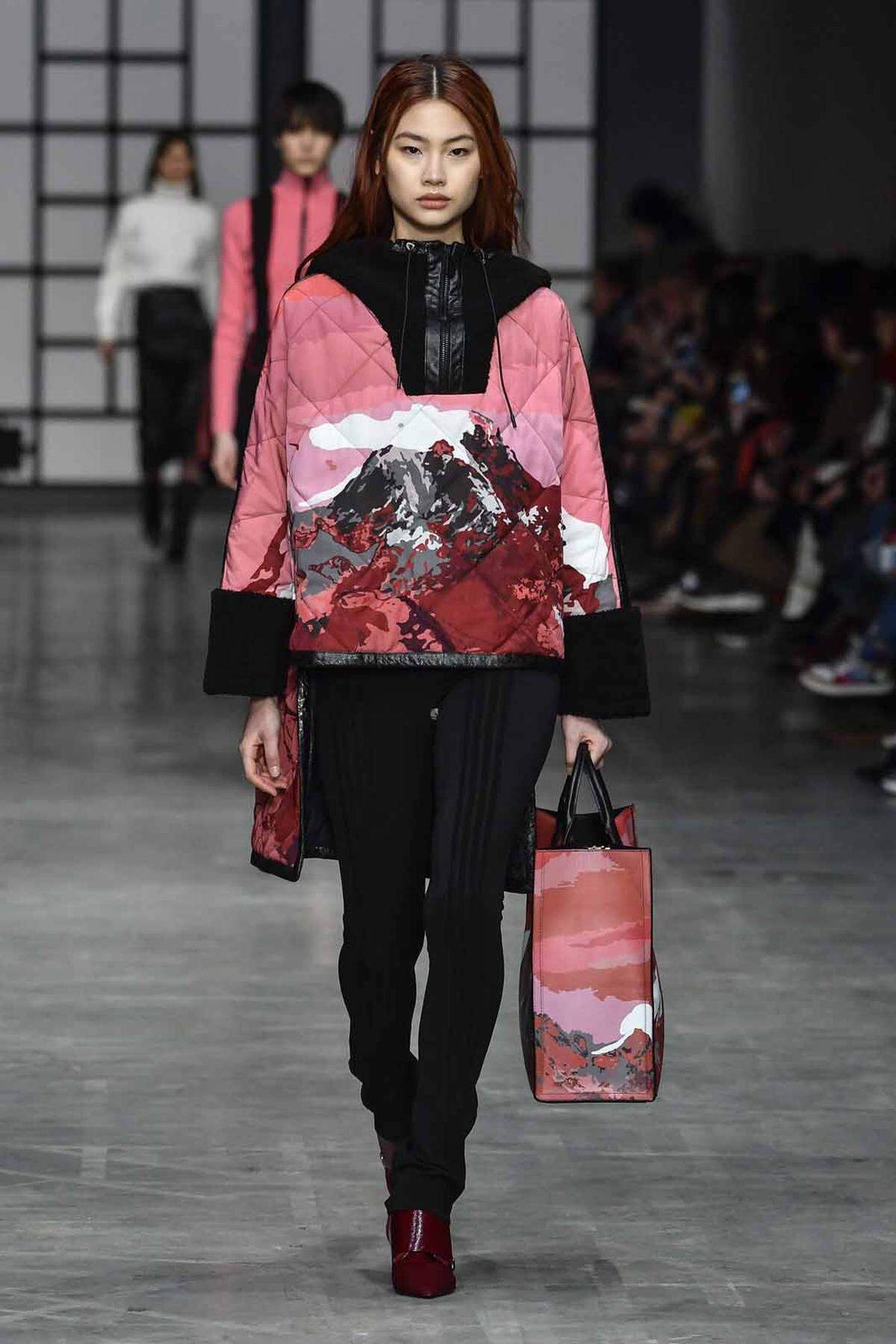 An japanische Kirschblüten fühlte man sich beim Anblick der Looks von Trussardi mitunter erinnert.