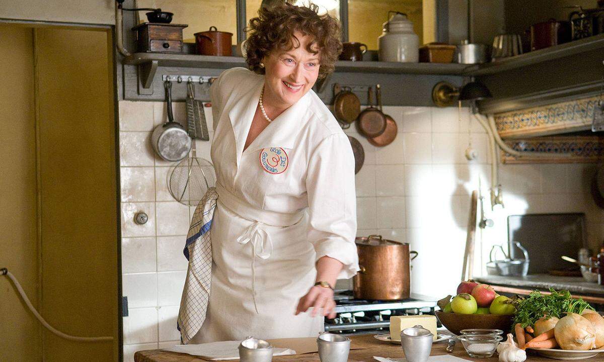 Streep herrlich komödiantisch: Die gelangweilte Ehefrau des US-Botschafters in Paris, Julia Child, entdeckt in den 1950ern ihre Liebe zum Kochen - und wird zur populären US-Fernsehköchin. Fünfzig Jahre später kocht die frustrierte New Yorkerin Julie (Amy Adams) ihre Rezepte nach und bloggt darüber.