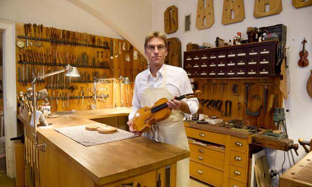 Walter Neubauer in seiner Geigenbauwerkstatt beim Wiener Stadtpark. Unter anderem betreut er die unweit angesiedelten Symphoniker. 