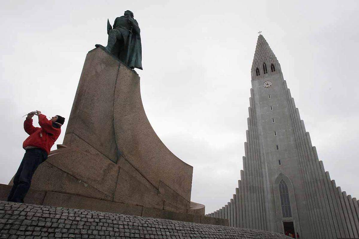 Die Hallgrímskirkja in Reykjavik ist nicht nur eine moderne Kirche, sondern auch das höchste Gebäude Islands. Entworfen wurde das Gebäude von dem isländischen Architekten Guðjón Samúelsson, eingeweiht wurde Hallgrímskirkja im Jahr 1986.