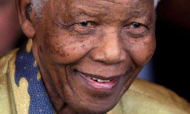 FILE SOUTH AFRICA PEOPLE MANDELA