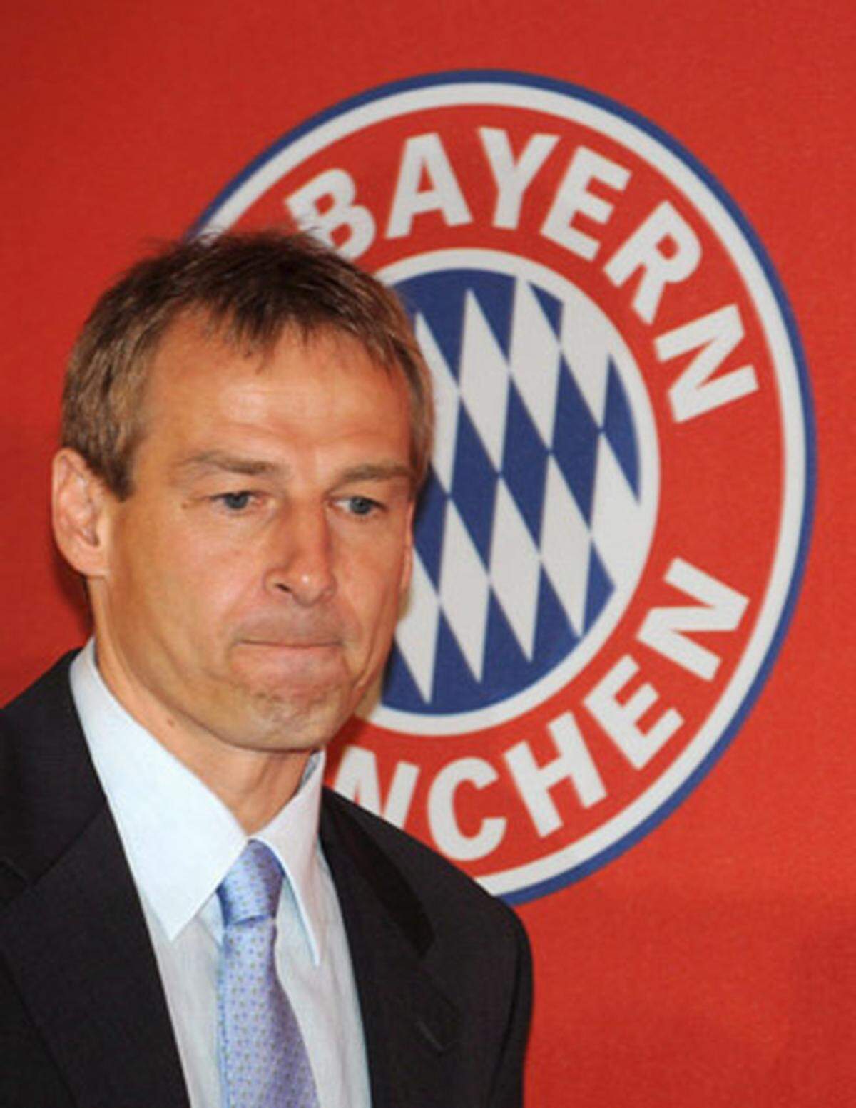 Im Sommer 2008 übernahm Jürgen Klinsmann das Amt des Trainers bei Bayern München. "Wer es geschafft hat, den Problemfall Fußball-Nationalmannschaft, die 2004 am Boden lag, so weit zu führen, wie er es bei der WM geschafft hat, der wird das auch mit einer Mannschaft des FC Bayern schaffen. Davon bin ich überzeugt", sagte Bayern-Manager Uli Hoeneß über den neuen Coach. Schon im April 2009 wurde "Klinsi" wegen Erfolglosigkeit gefeuert.