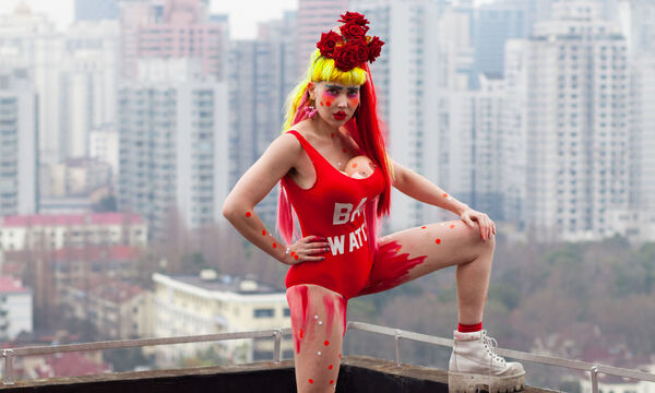 „BAE WATCH“: Daliah Spiegel vor der Skyline von Shanghai.